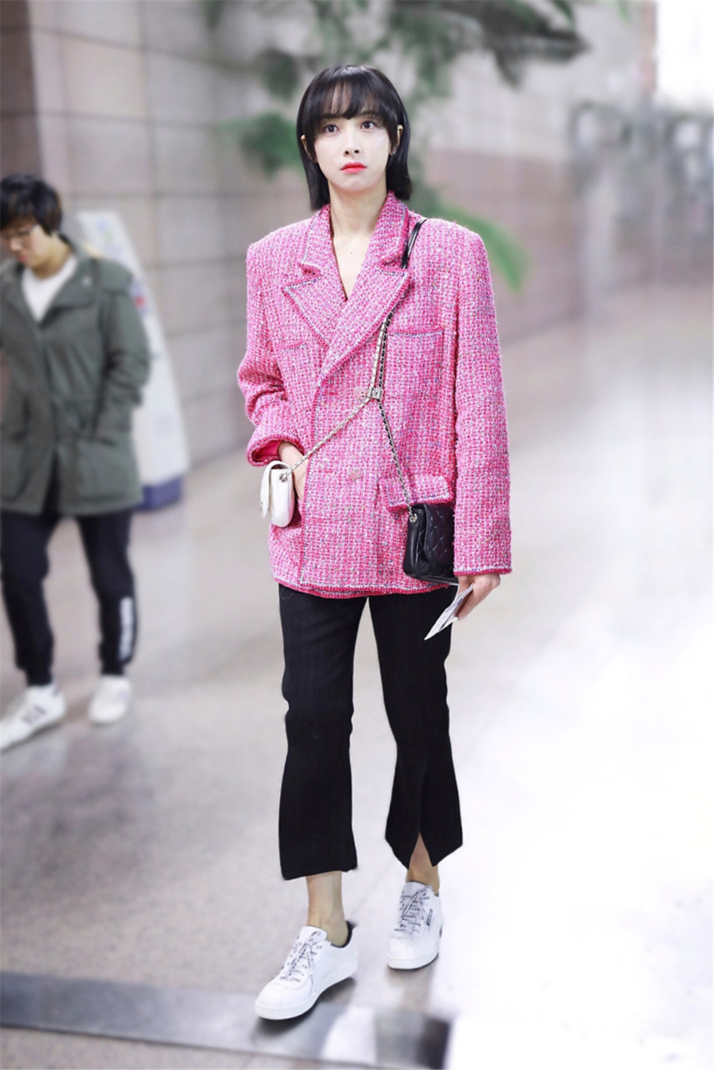 马丁靴帆布鞋都收起来吧!今春流行"西装 小白鞋",明星都在穿