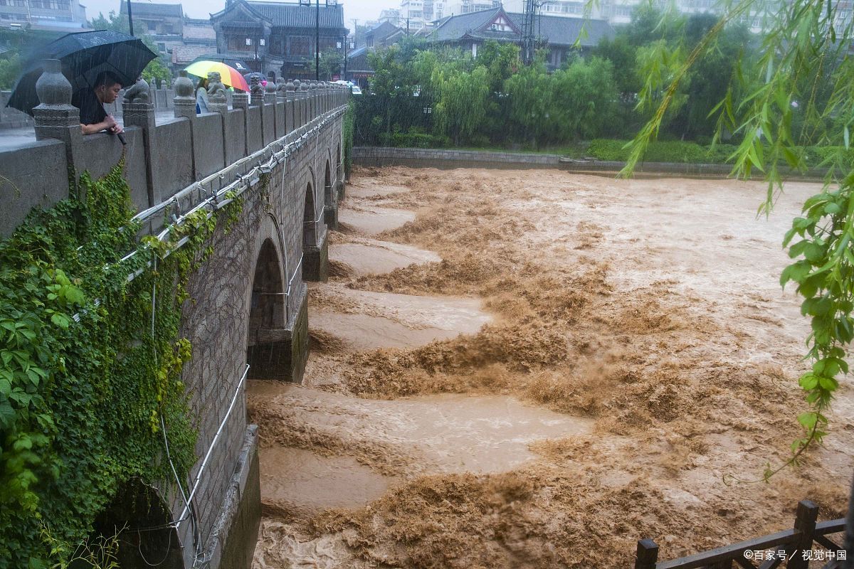 你知道吗?掉进水里该这样自救!