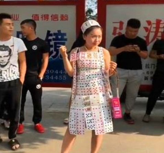 女子把扑克牌做成衣服,看到她一身造型后,网友:丑人多作怪!