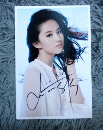 明星们的签名,范冰冰霸气,刘亦菲飘逸,但我只服古天乐