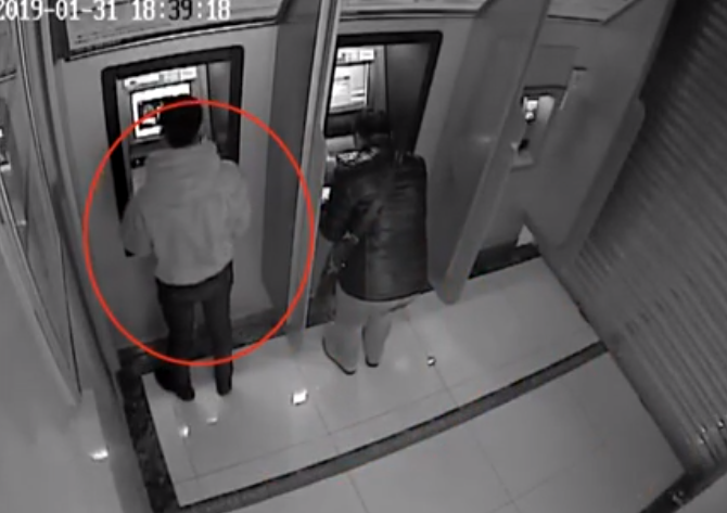 银行卡还在 卡里的钱却被刷空 atm机监控拍下两男子神秘操作!