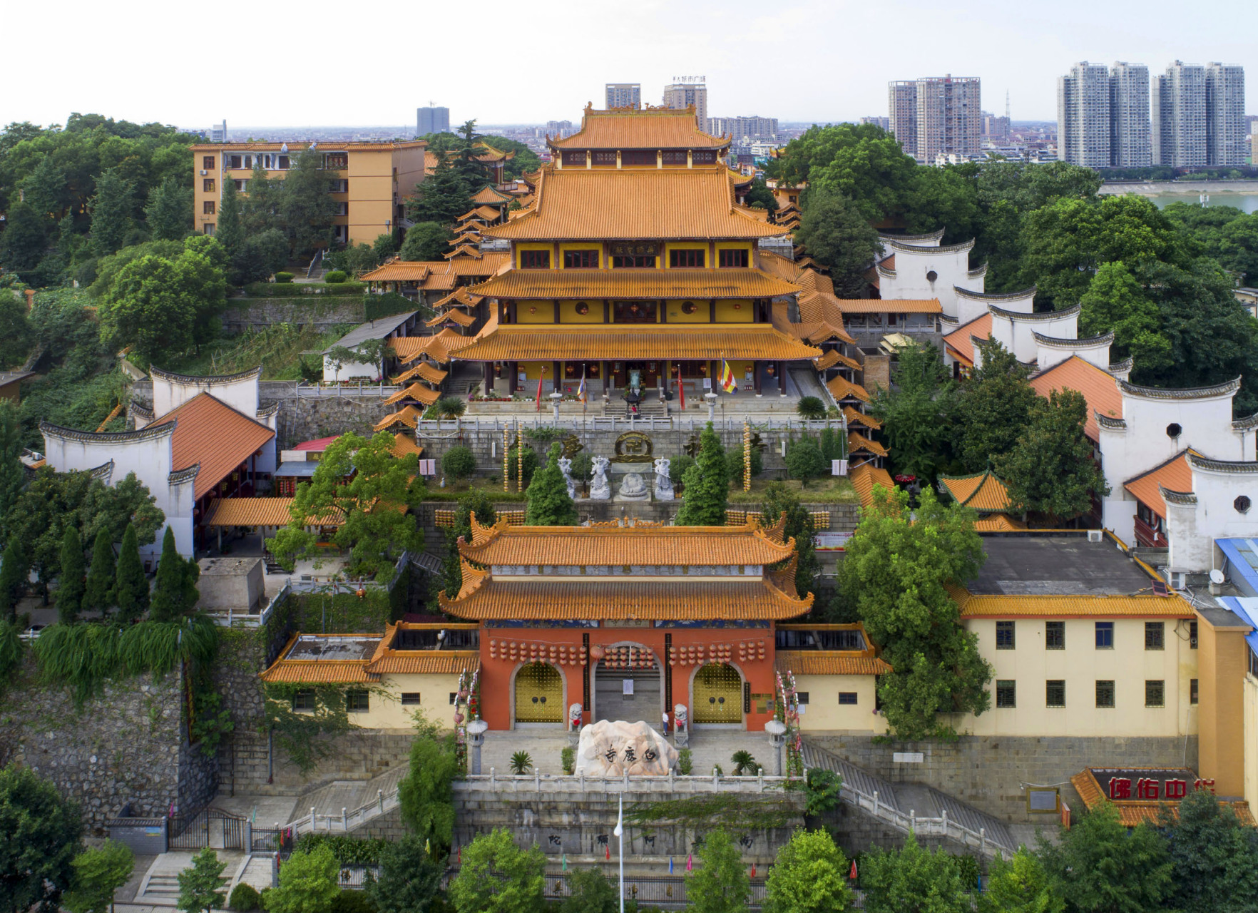 最美周边游 白鹿寺建在益阳市城区资江南岸的白鹿山上,毗邻会龙山