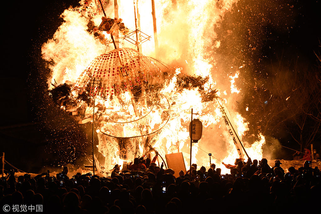 日本野泽温泉村举行传统火祭 男子展开攻防大战火星四溅