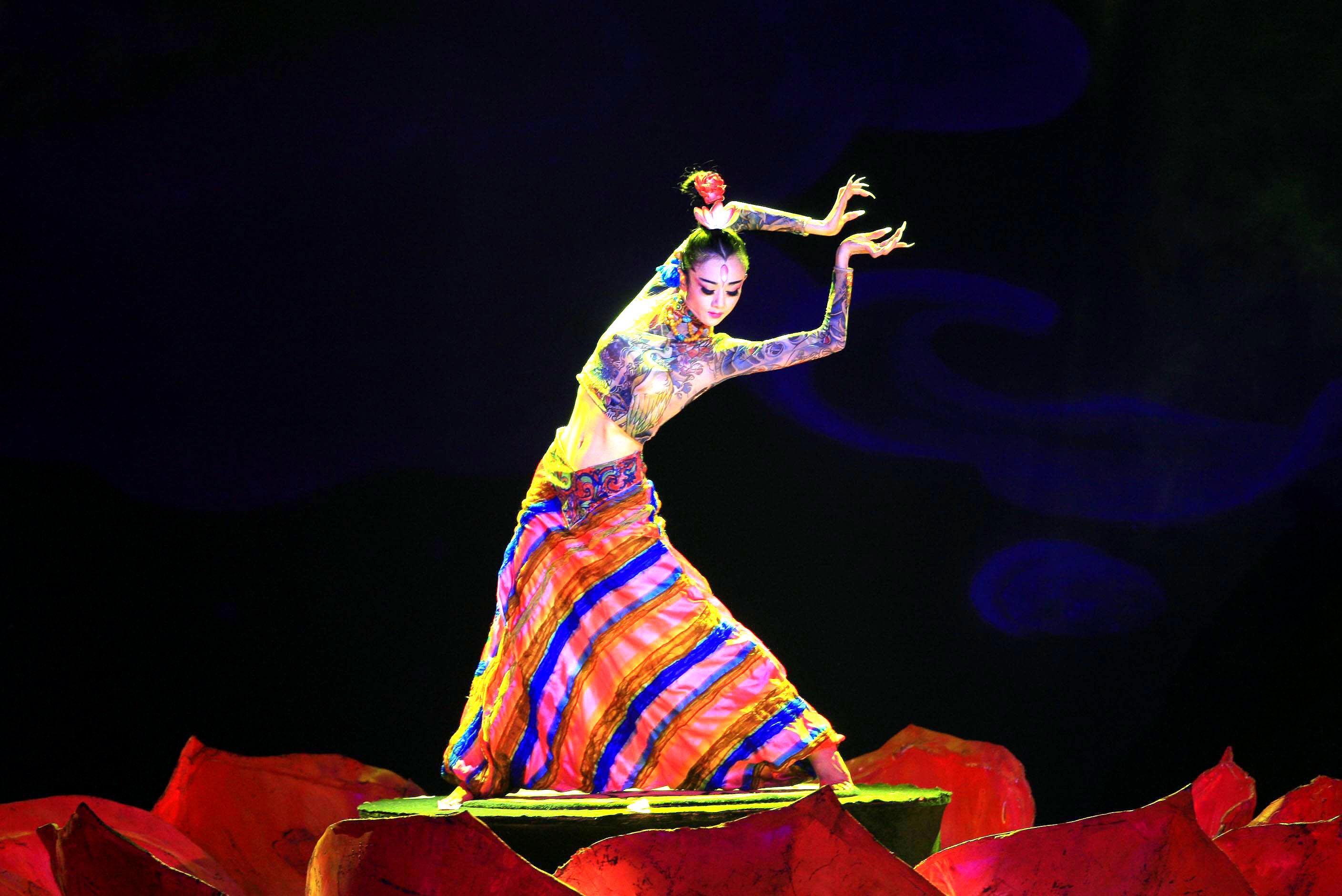 一直以来,人们将这位从深山里走出来的神秘舞蹈家称为"巫女"——一位