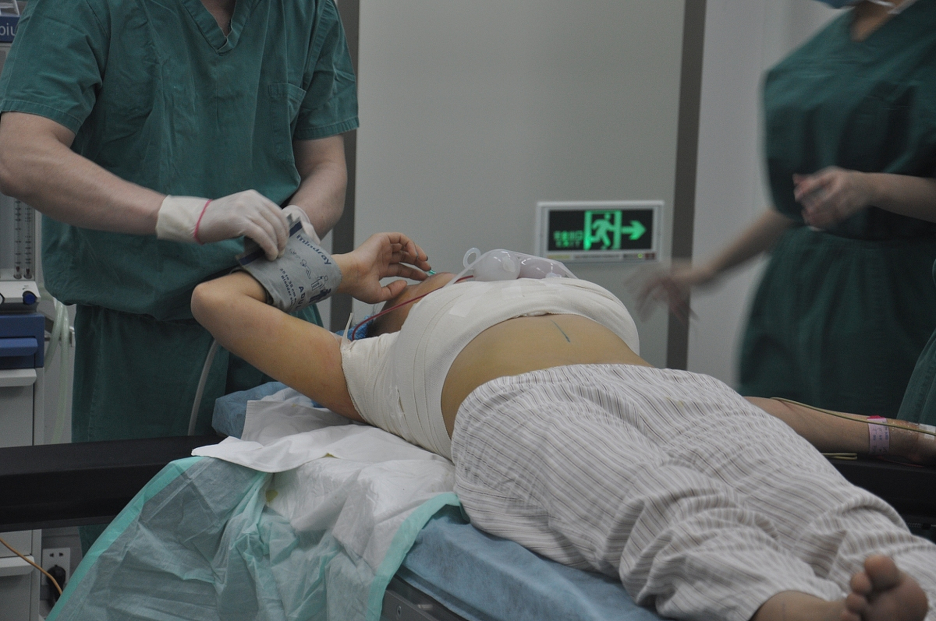 这起事件不仅让人对整形手术的安全性产生质疑,更引发了关于个人审美