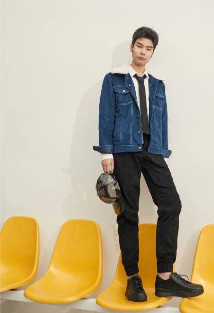 不知道各位网友是否还记得去年大火的发际线男孩小吴同学.