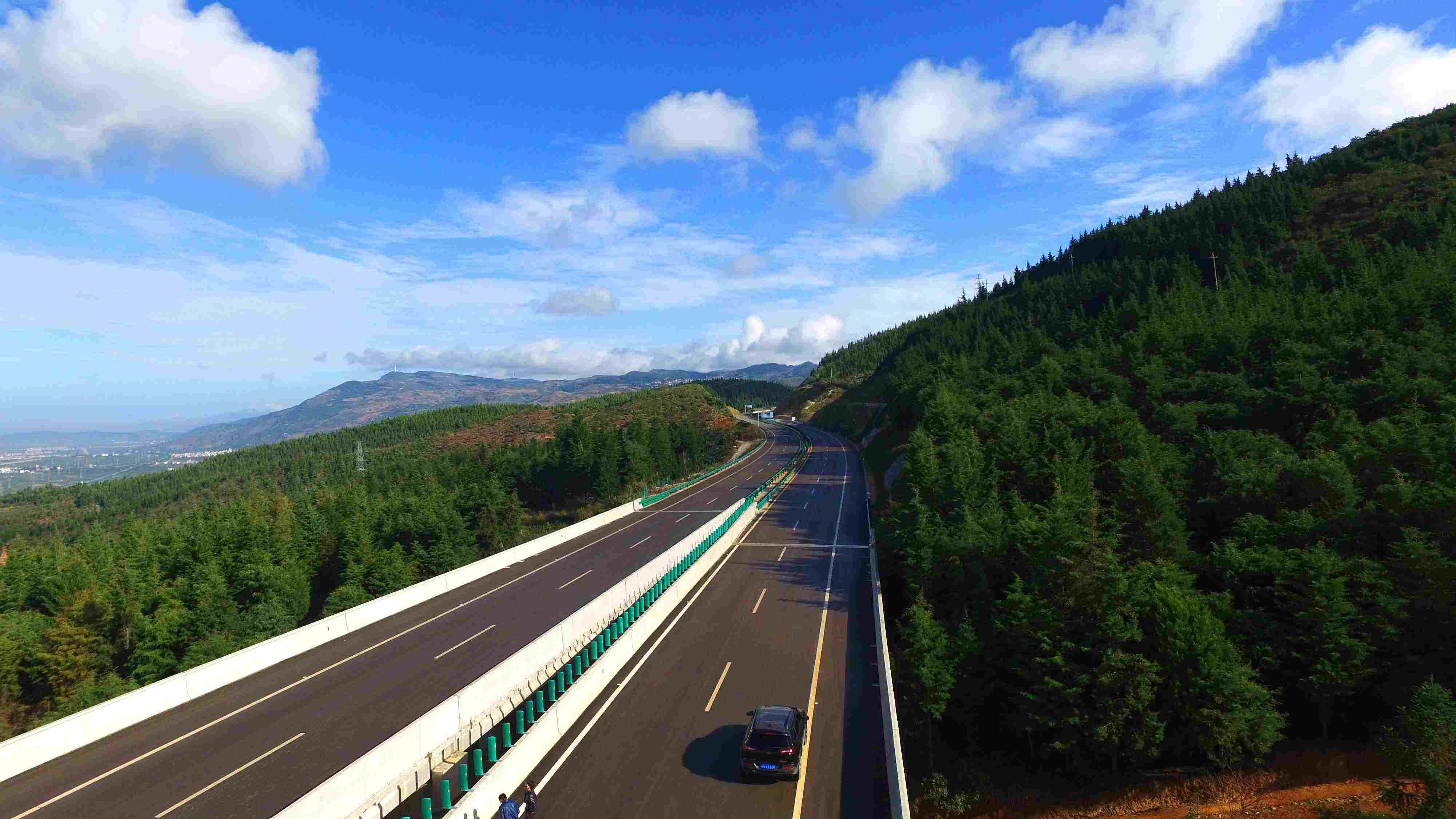 山东在建的一条高速,双向六车道,沿途都是美景,预计2020年通车