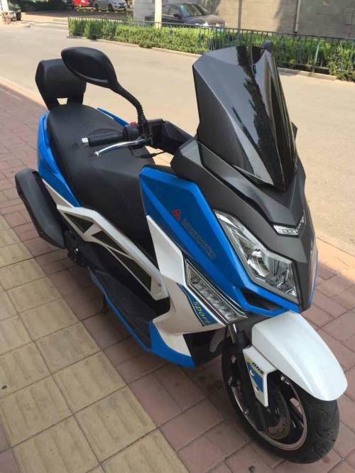 而整体的外观设计,竟然和无锡产的仿马杰斯特t9摩托车一模一样(150cc)