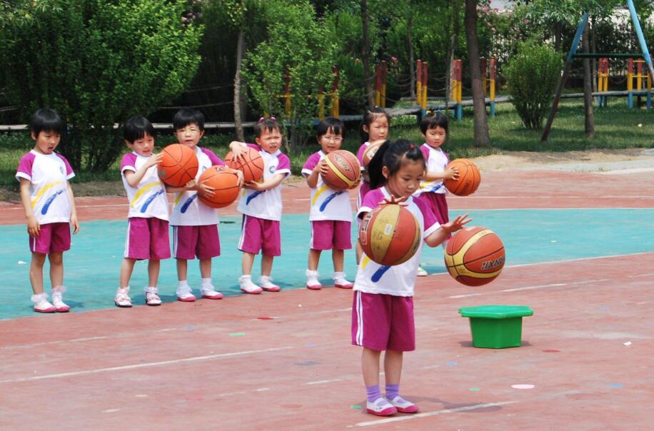 小学生光膀子打球图片