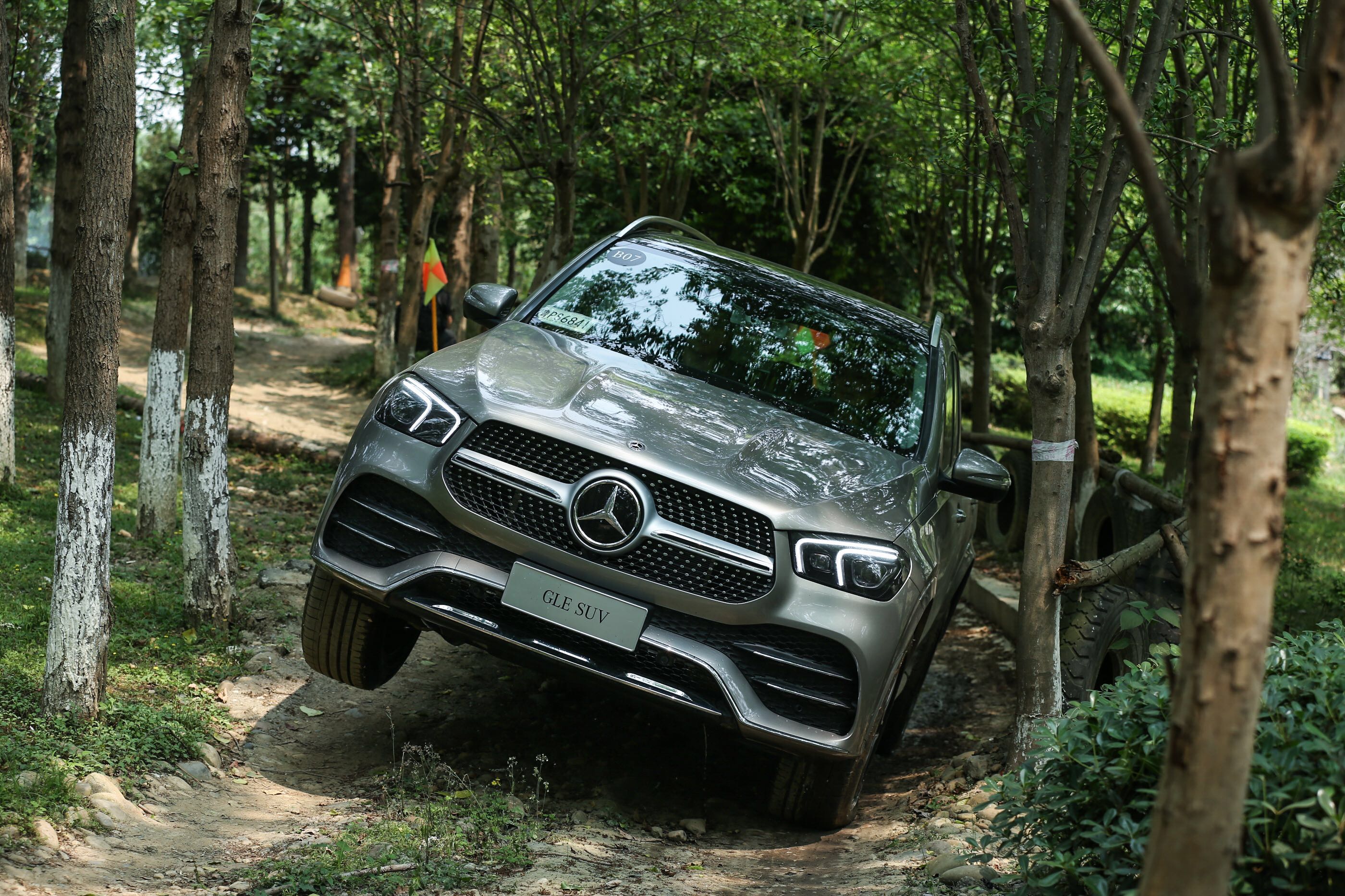 豪华suv的扛把子:看奔驰gle翻山越岭过沟渠