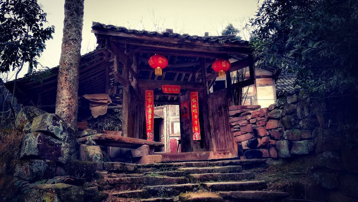 云南有一处的百年古宅,房间高达十几间,却只有一位老人居住!