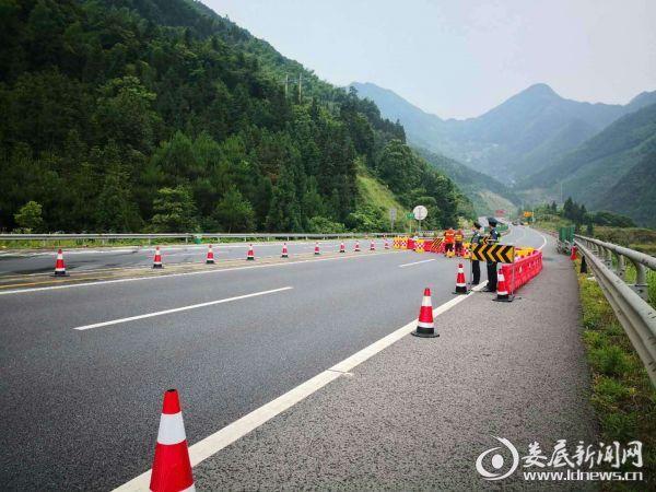 娄怀高速雪峰隧道因施工实行交通管制 现场间歇式轮次放行
