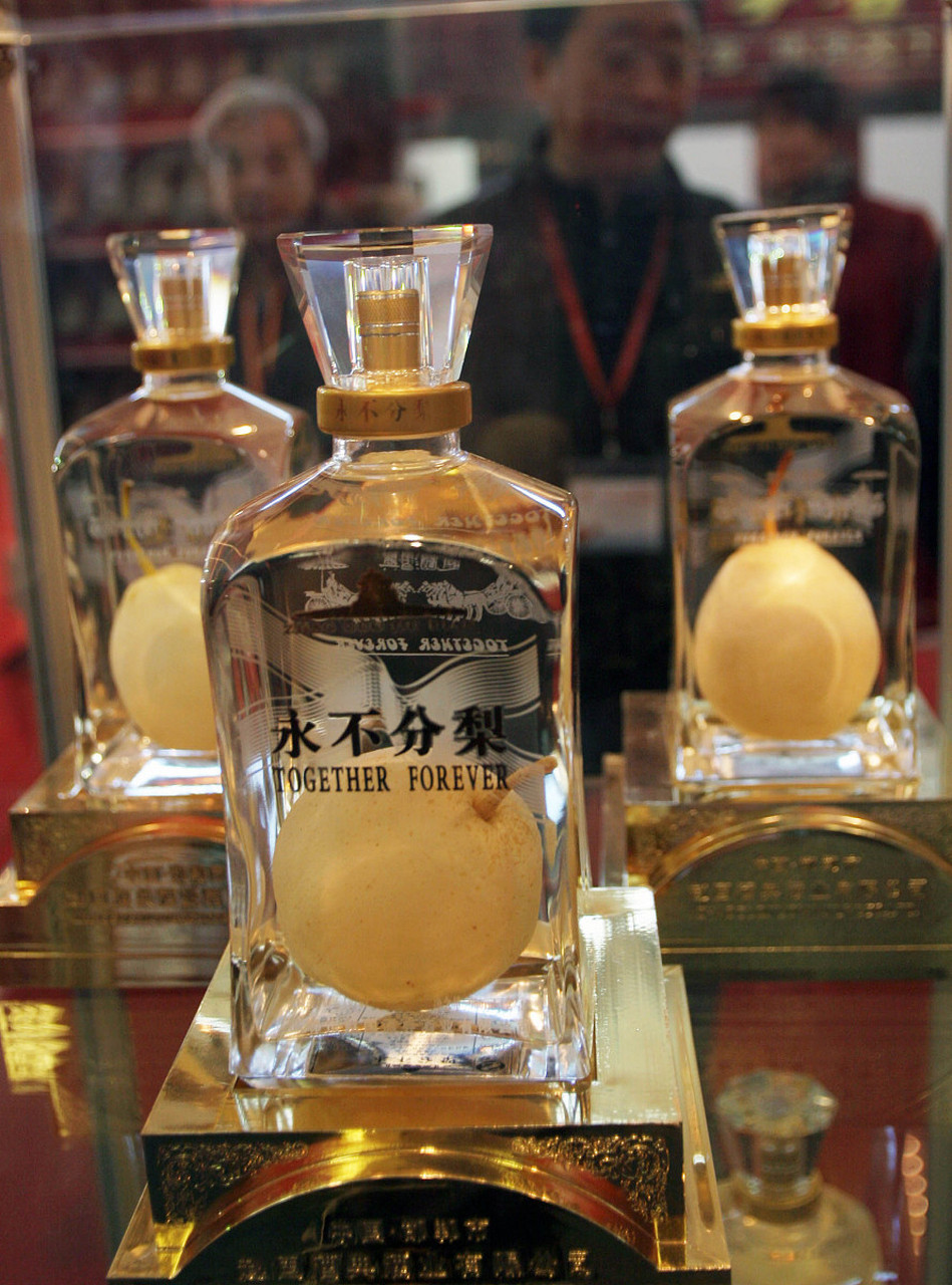 白酒小知识# 五粮液"永不分梨"酒,瓶内的大鸭梨,是如何完好无缺装