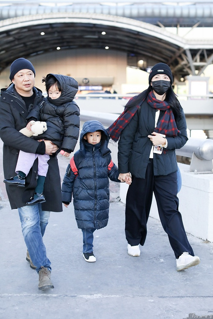 姚晨一家四口现身机场,穿一身黑走帅气风,挡不住的温馨感!