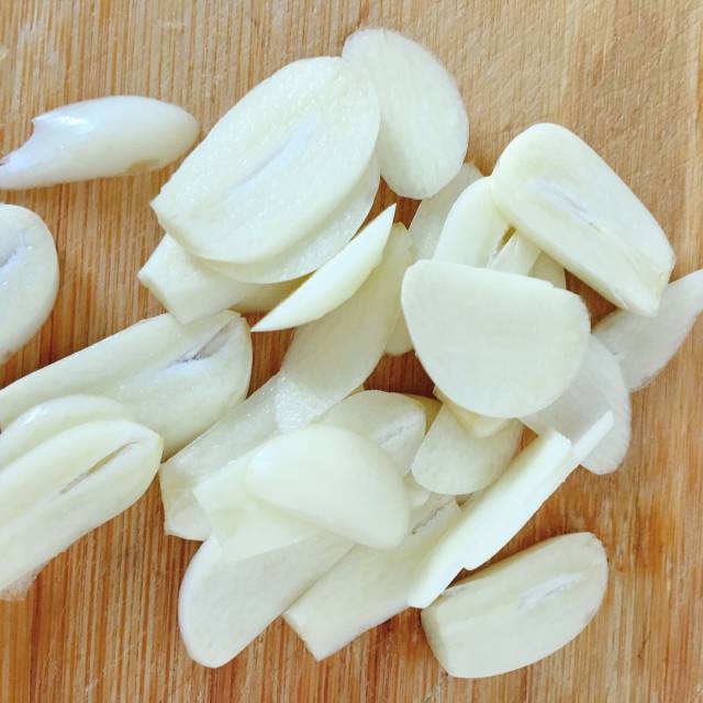 第2步,蒜瓣去皮切片