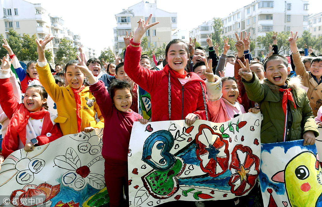 安徽六安:小学生童心飞扬绘春天