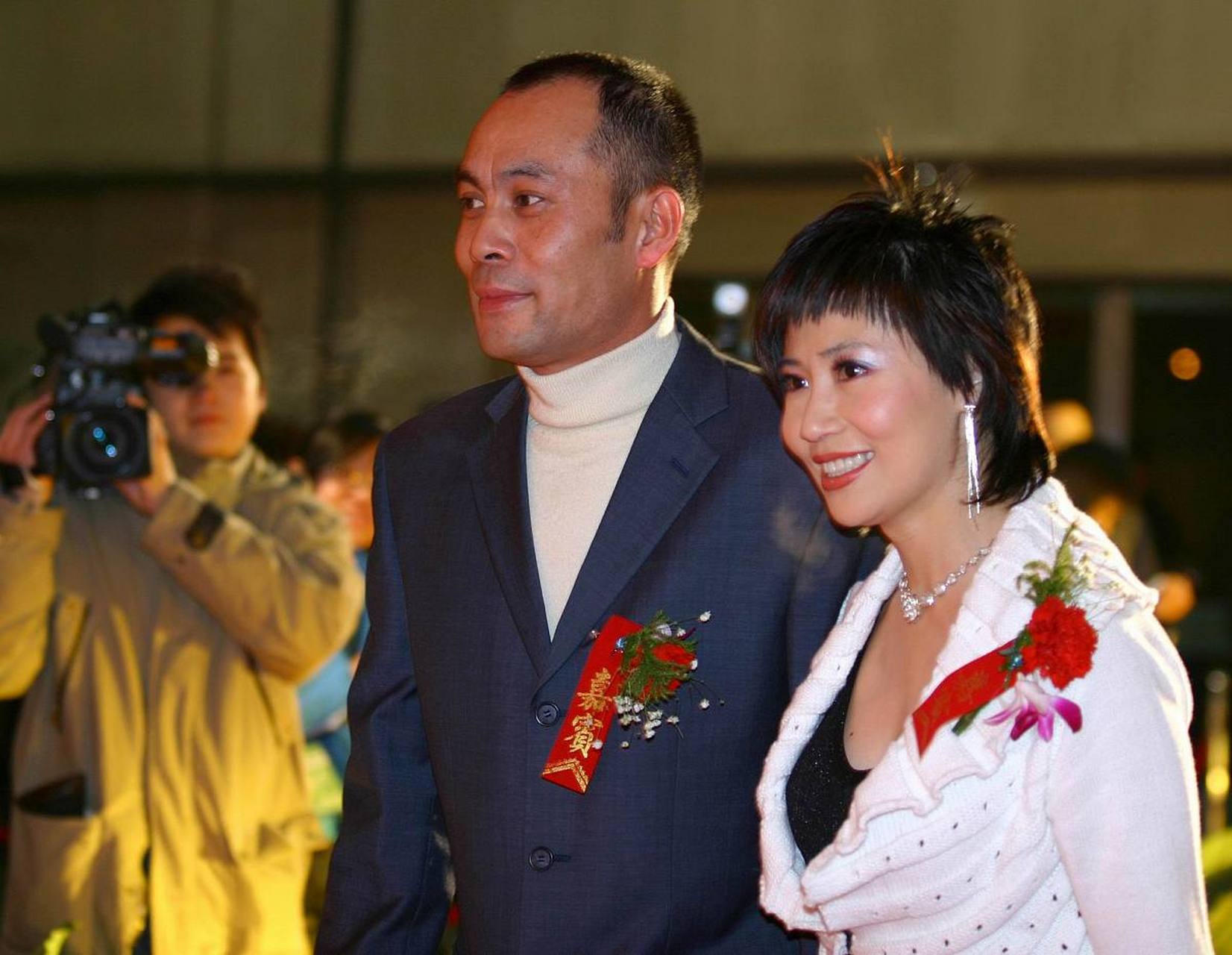 1989年,张光北和陈炜即将步入婚礼殿堂,却发现购买心爱项链的资金不足