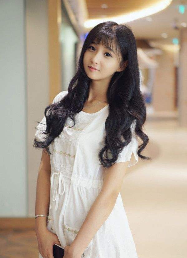 中国内地女演员,主持人,模特戚蓝尹,白色裙子很唯美.