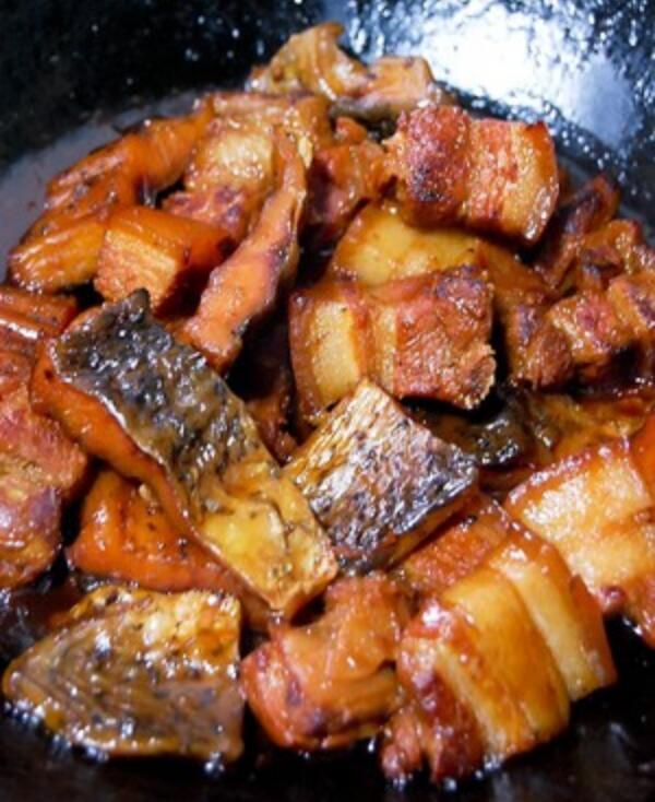 咸鱼烧肉,肉香混合着鱼香,还有腊味的特殊咸香,滋味浓郁醇厚!