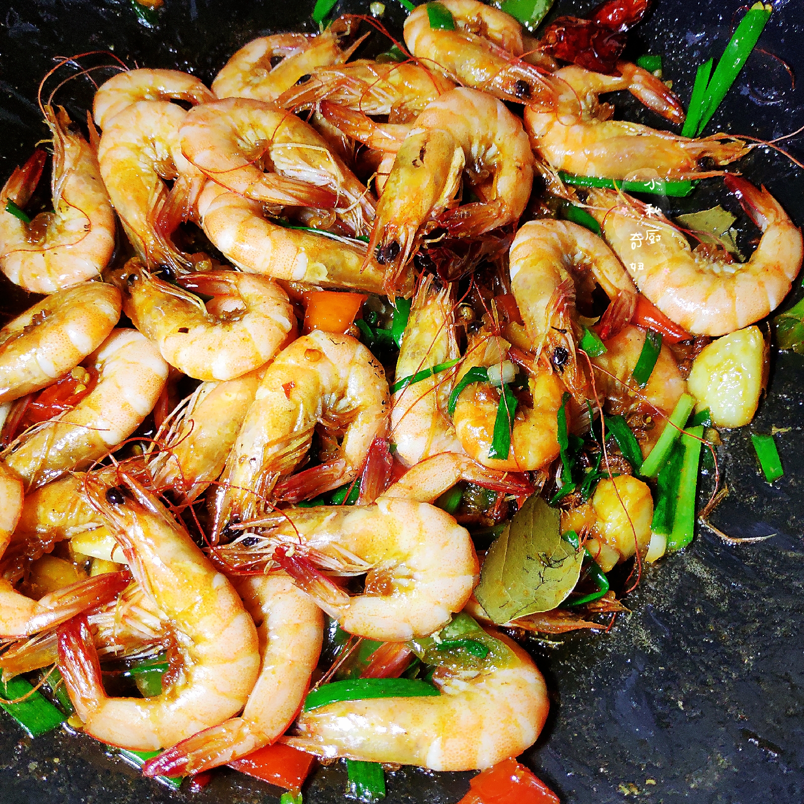 这么一盘鲜香四溢,品相诱人的麻辣鲜虾就完成了,一大盘都吃不够,最