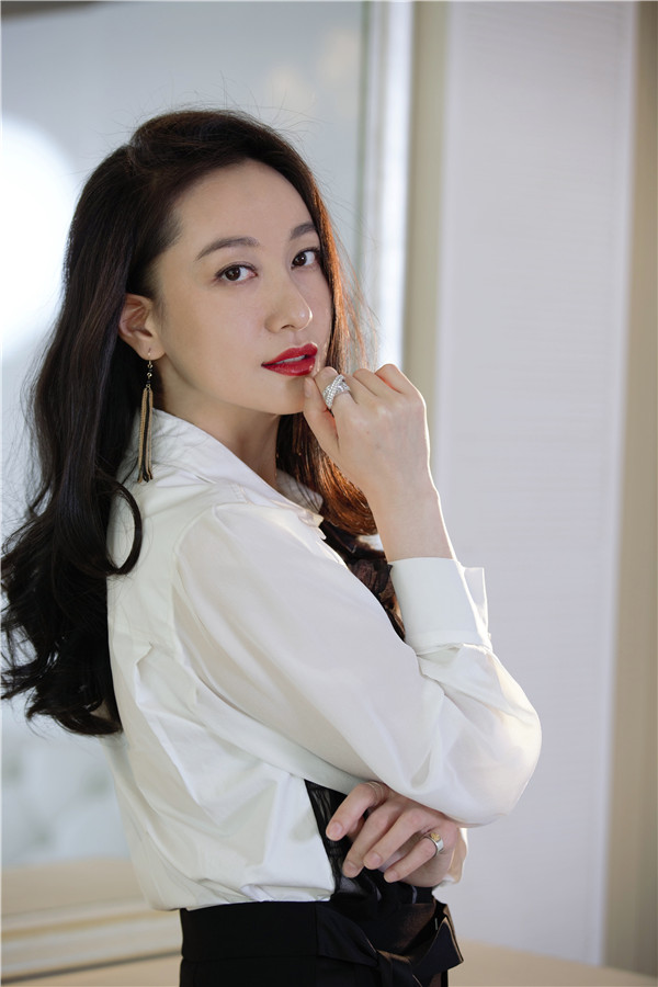 董维嘉知性写真气场全开 衬衫西裤又a又美