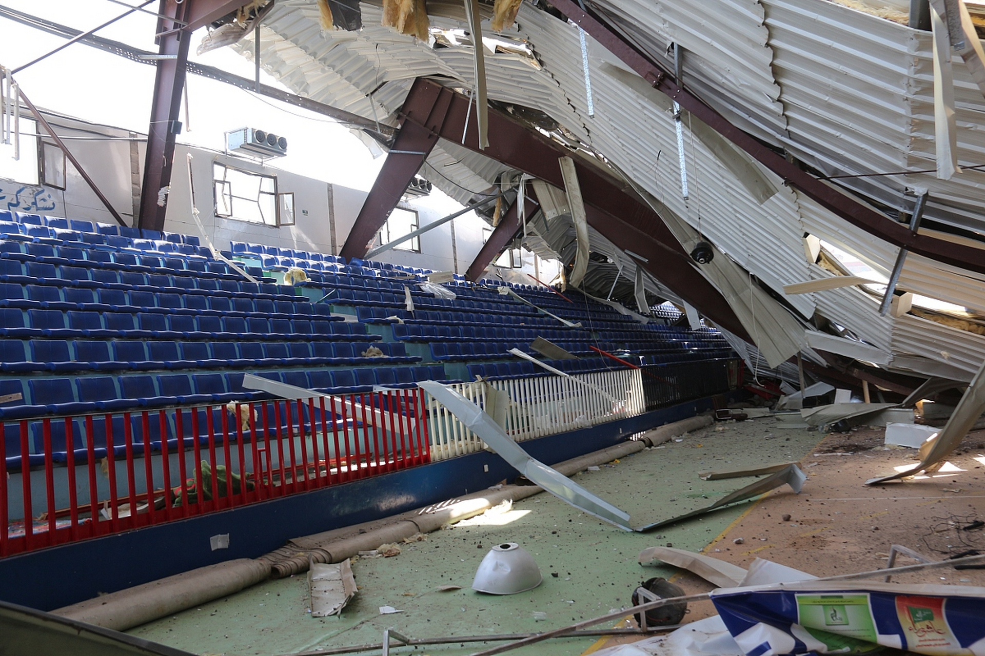 一场突如其来的灾难,打破了宁静的齐市第三十四中学,体育馆楼顶竟然