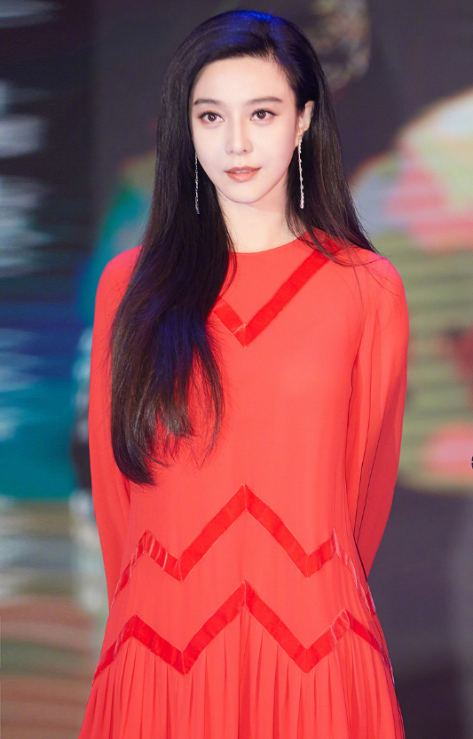 范冰冰:身穿红色纱裙气质优雅,笑容甜美让人着迷