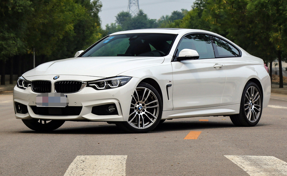 宝马4系 双门轿跑 440i xdrive m运动套装的后排做着腿也能伸直,整体