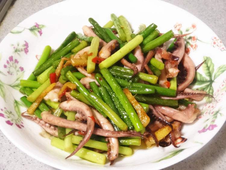 鱿鱼炒蒜苔,清香扑鼻,鲜美脆嫩,营养均衡,开胃又下饭!