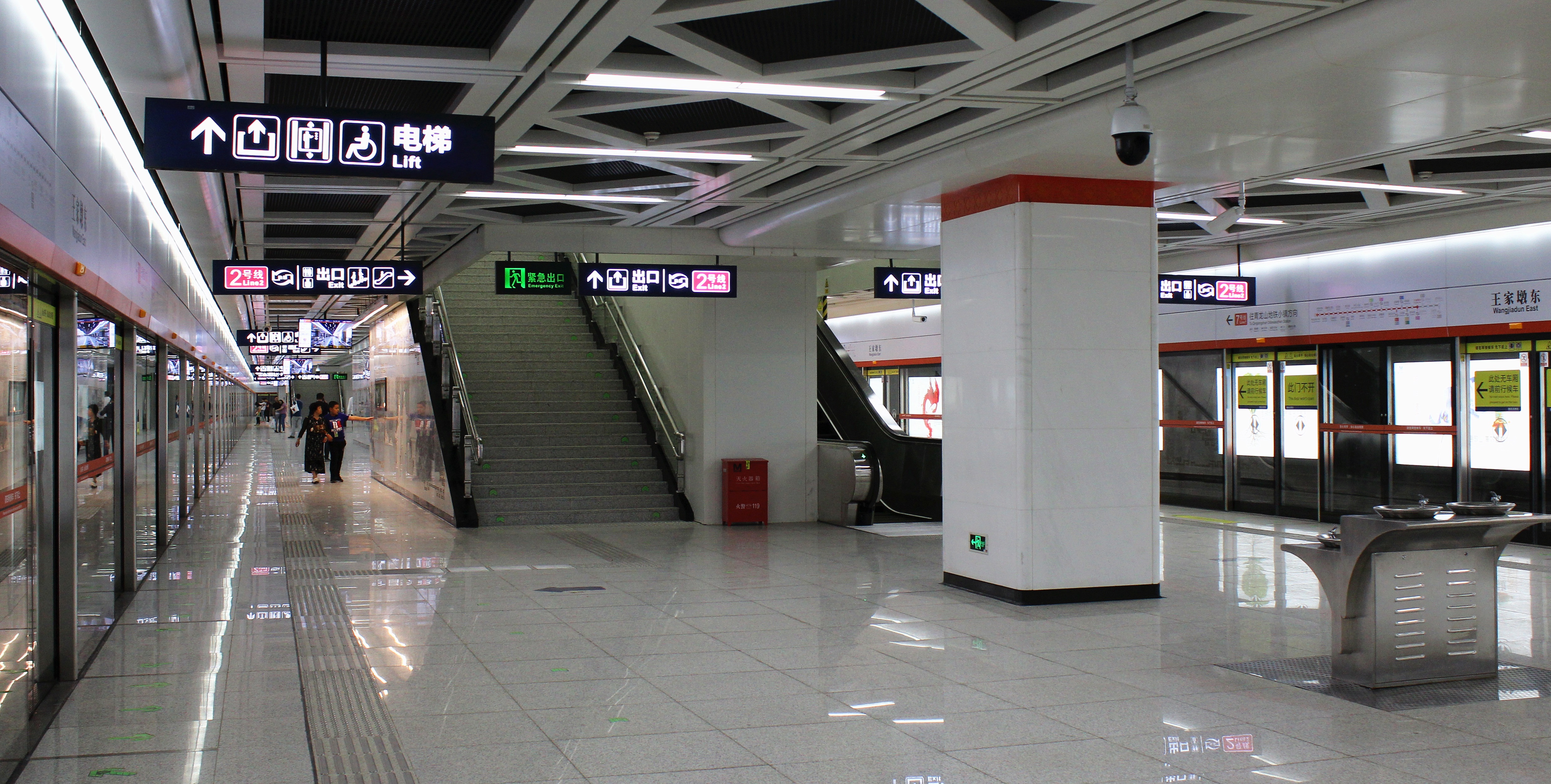 武汉轨道交通王家墩东站是个十字交叉换乘站,还有轨道交通科普馆