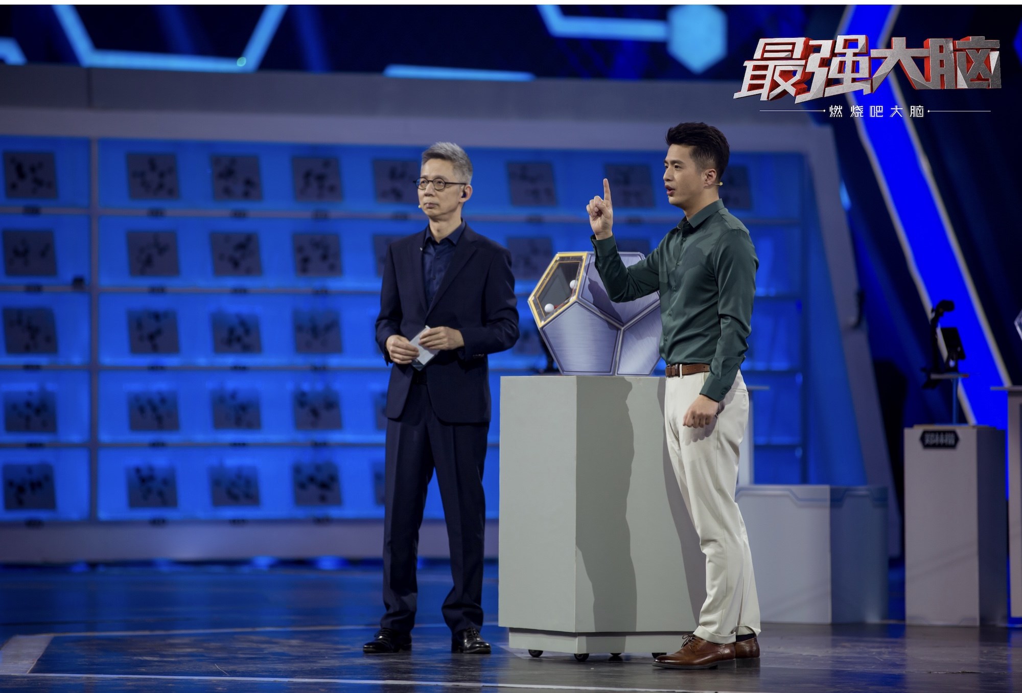 《最强大脑之燃烧吧大脑》队内考核一触即发 是对手更是队友 伙伴情谊