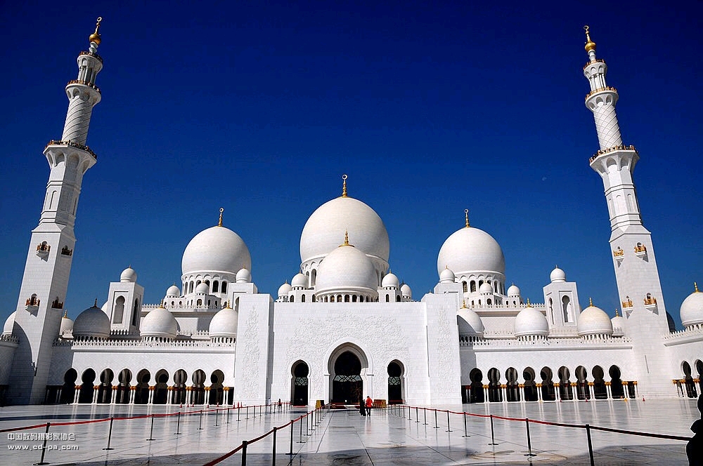 这座清真寺像童话里的城堡熠熠生辉