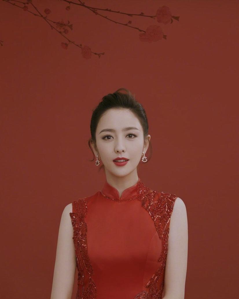 佟丽娅到底有多美?穿红色旗袍亮相春晚身姿婀娜,古典温婉又大气