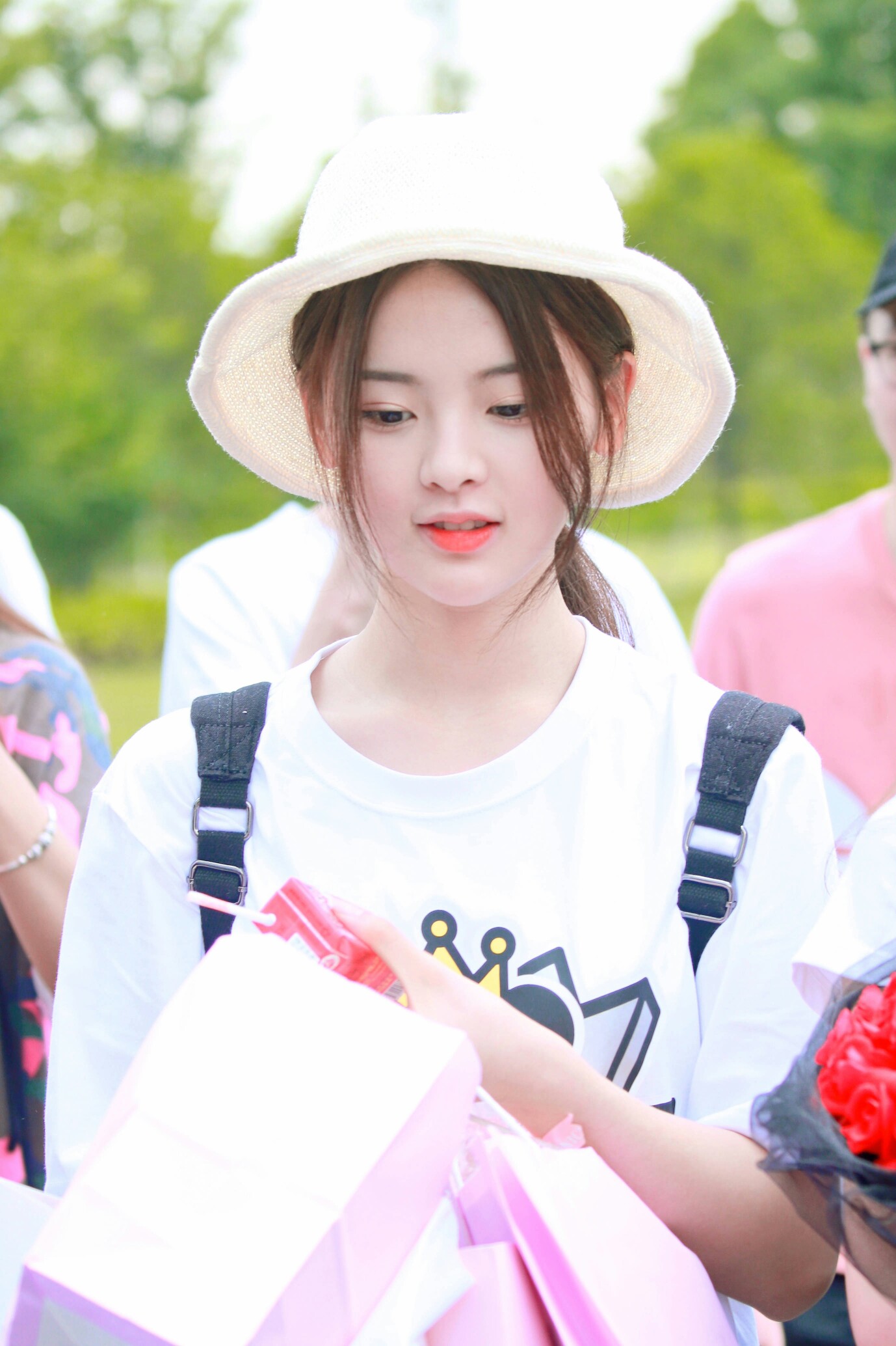 杨超越这张漫画脸太美了,人畜无害的小眼神,网友: 又一个直男斩