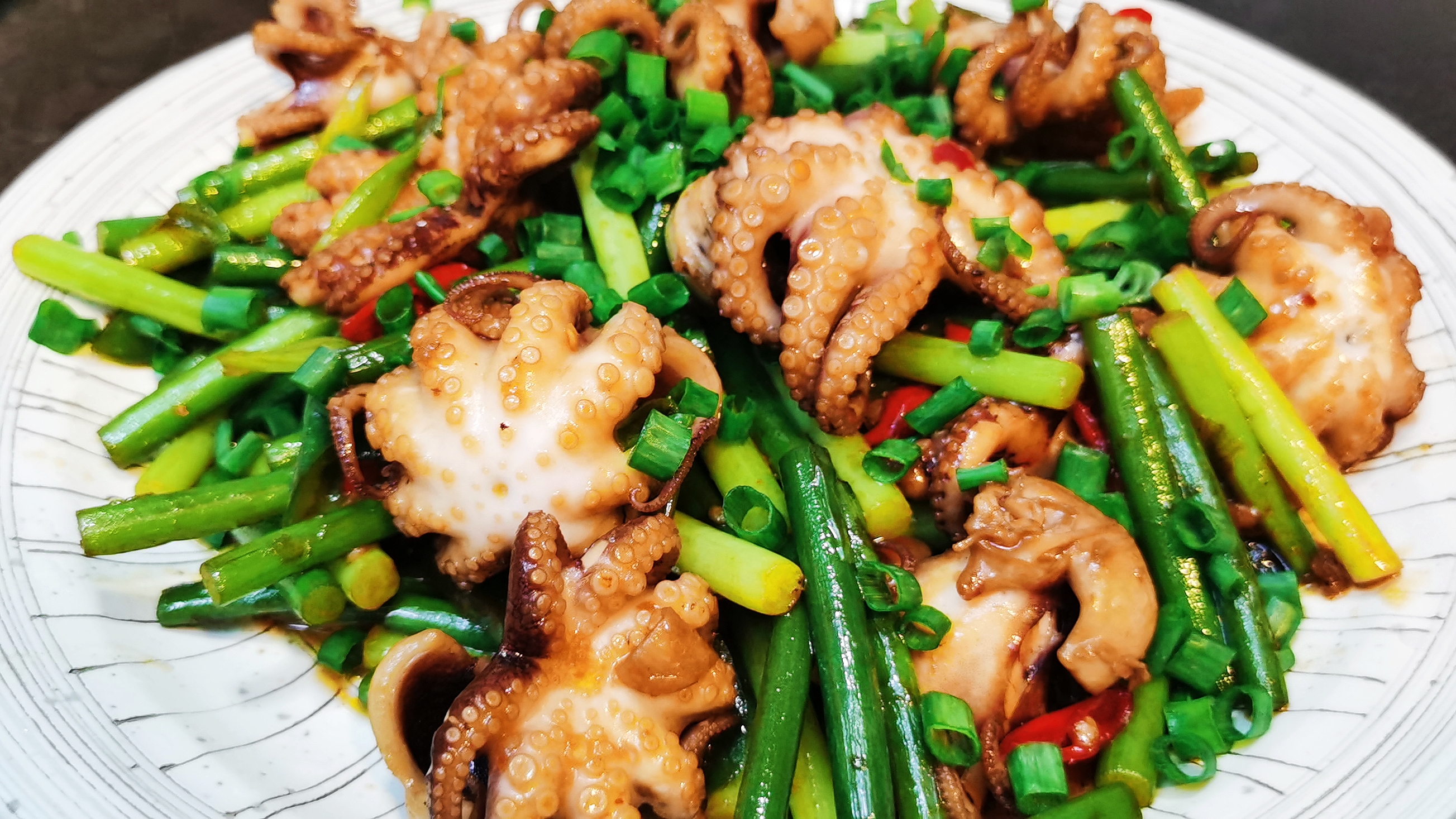 阿睿在家制作酱爆八爪鱼,口感Q弹,香辣入味,超级好下饭