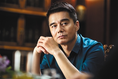 演员许亚军四任妻子近照,个个是美女,现任妻子比他小12岁