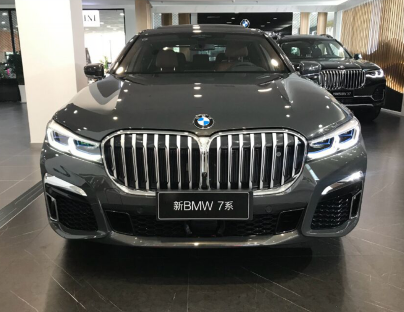 首台水泥灰宝马7系实车亮相,配全新马鞍棕内饰,豪华不输奔驰s级