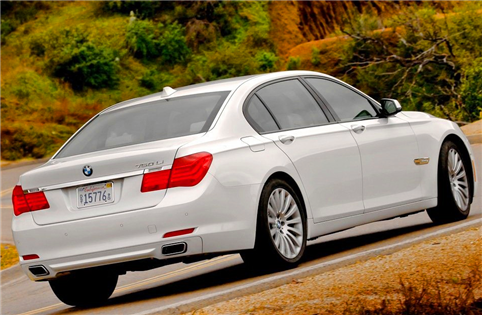 颇具未来感的几辆车,车身构造协调有序,非常超现代化