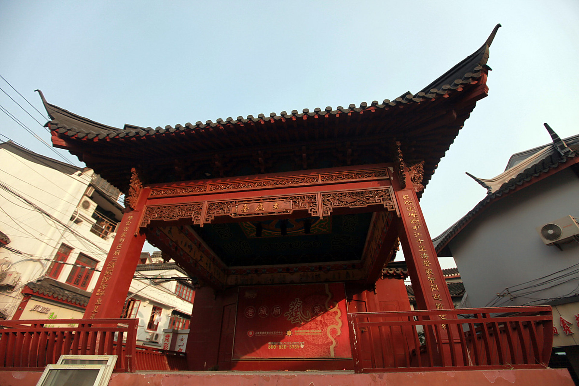 位于南京固城镇的万寿台戏楼是一座历史悠久的建筑,其始建可追溯到