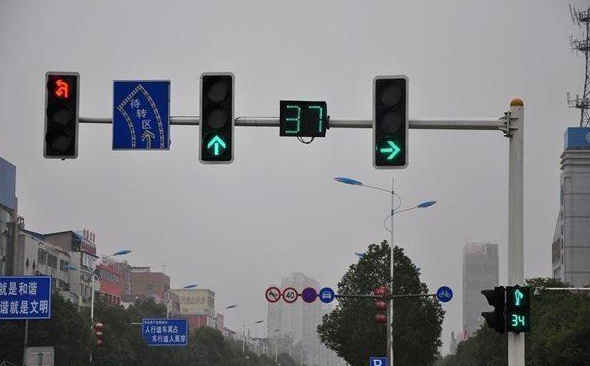 红灯亮时到底能不能右转?交警给出答案:不注意这些,最高扣6分