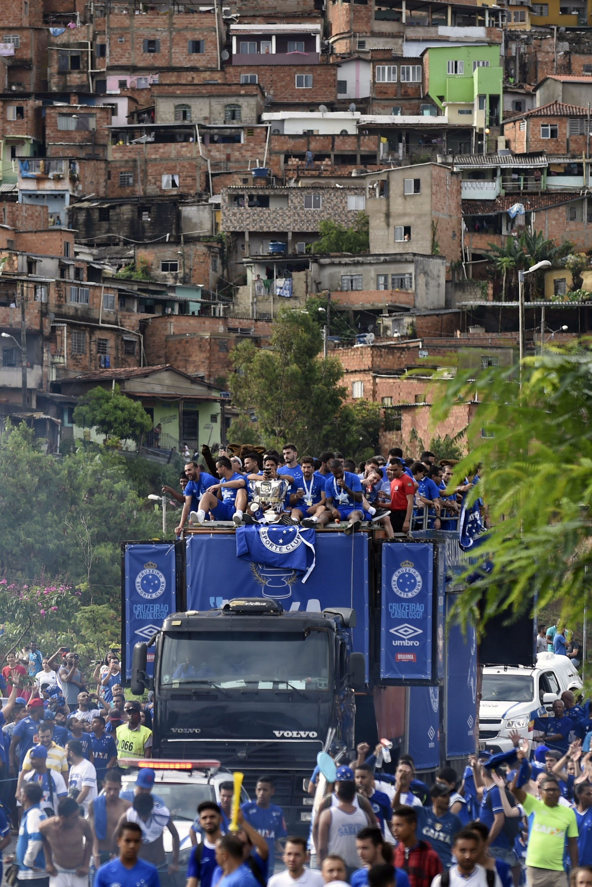 足球——巴西杯:克鲁赛罗队庆祝夺冠