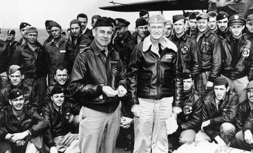 他是美军中身高最矮的飞行员,却是轰炸日本东京的带头大哥