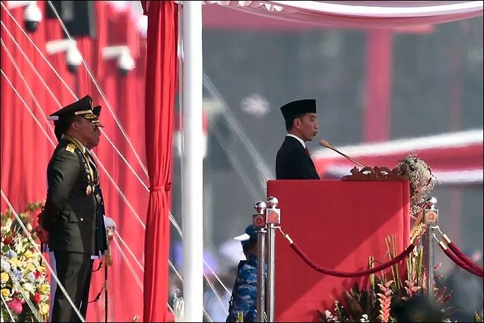 国际日报/印尼建军74周年 佐科总统阅兵称:强军保发展