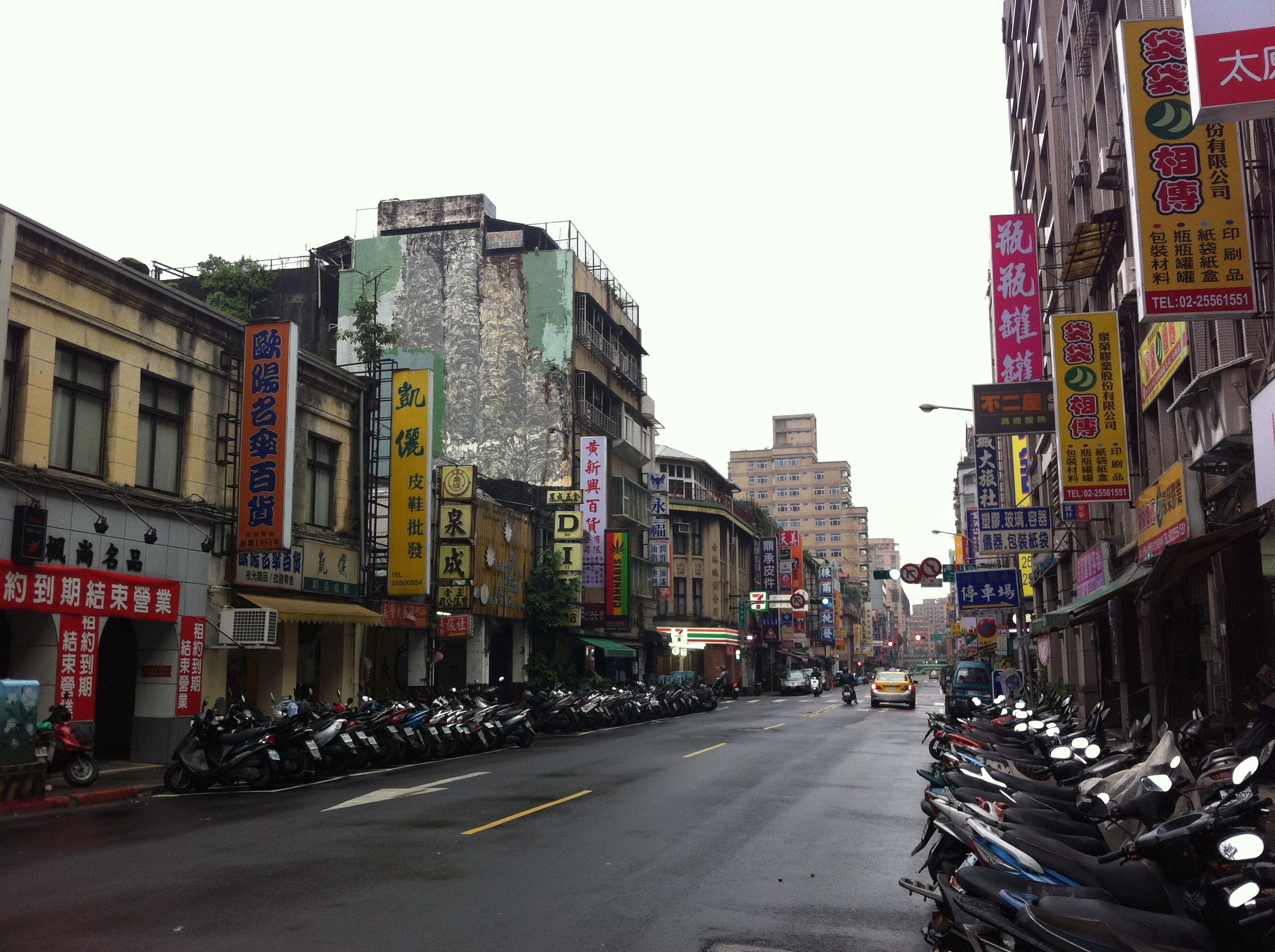 台北游记:默默无闻的唐风校舍,树木葱葱,古朴宁静