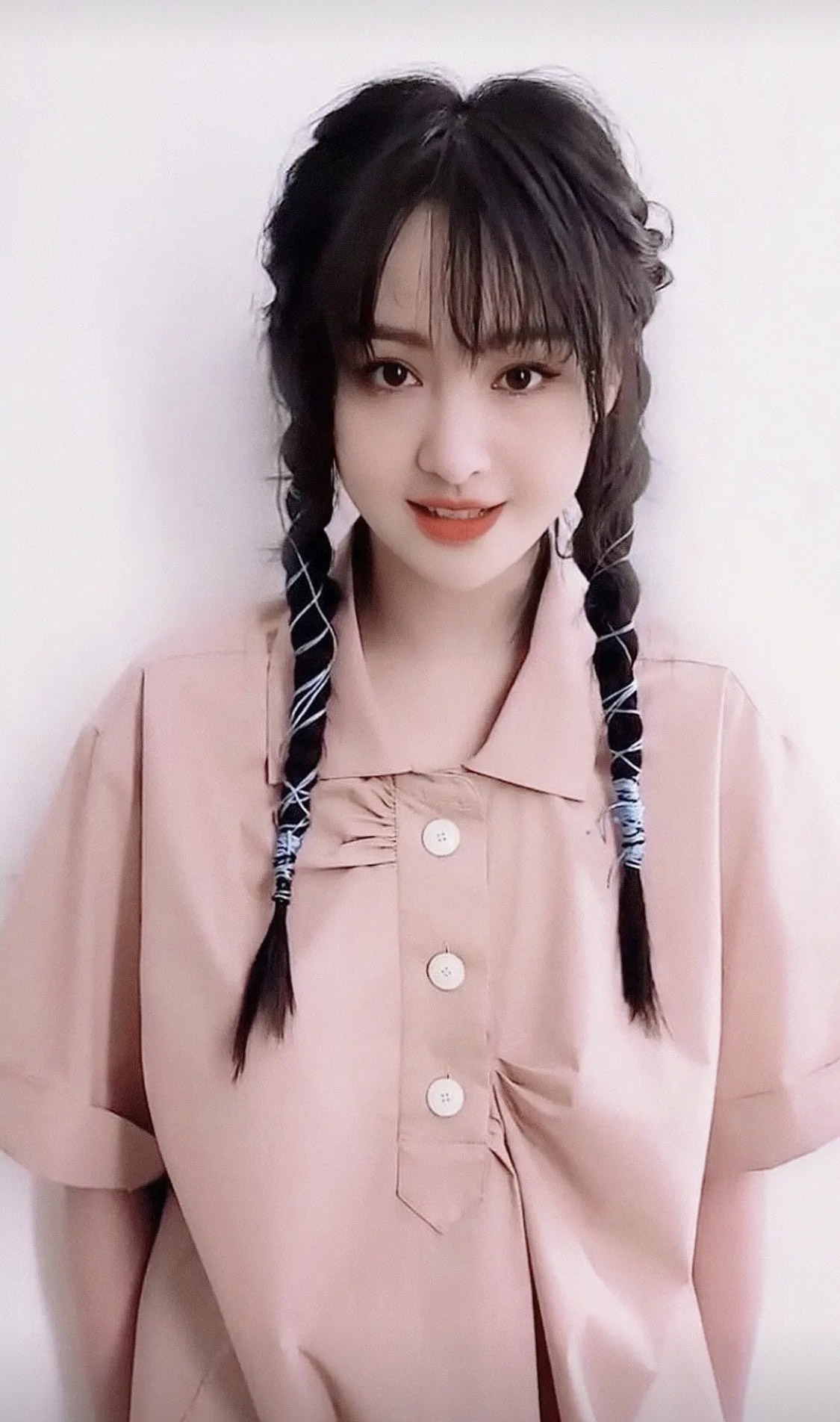 郑爽麻花辫造型,少女感十足