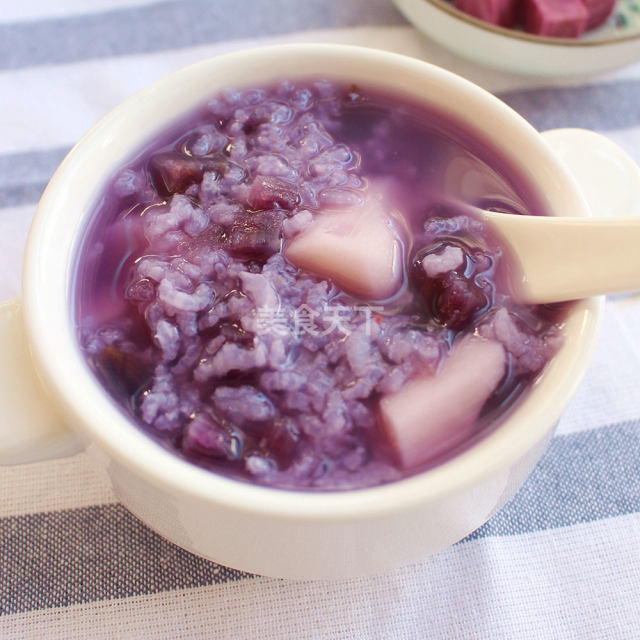 山药紫薯粥是宝宝的主食,一顿能吃大半碗