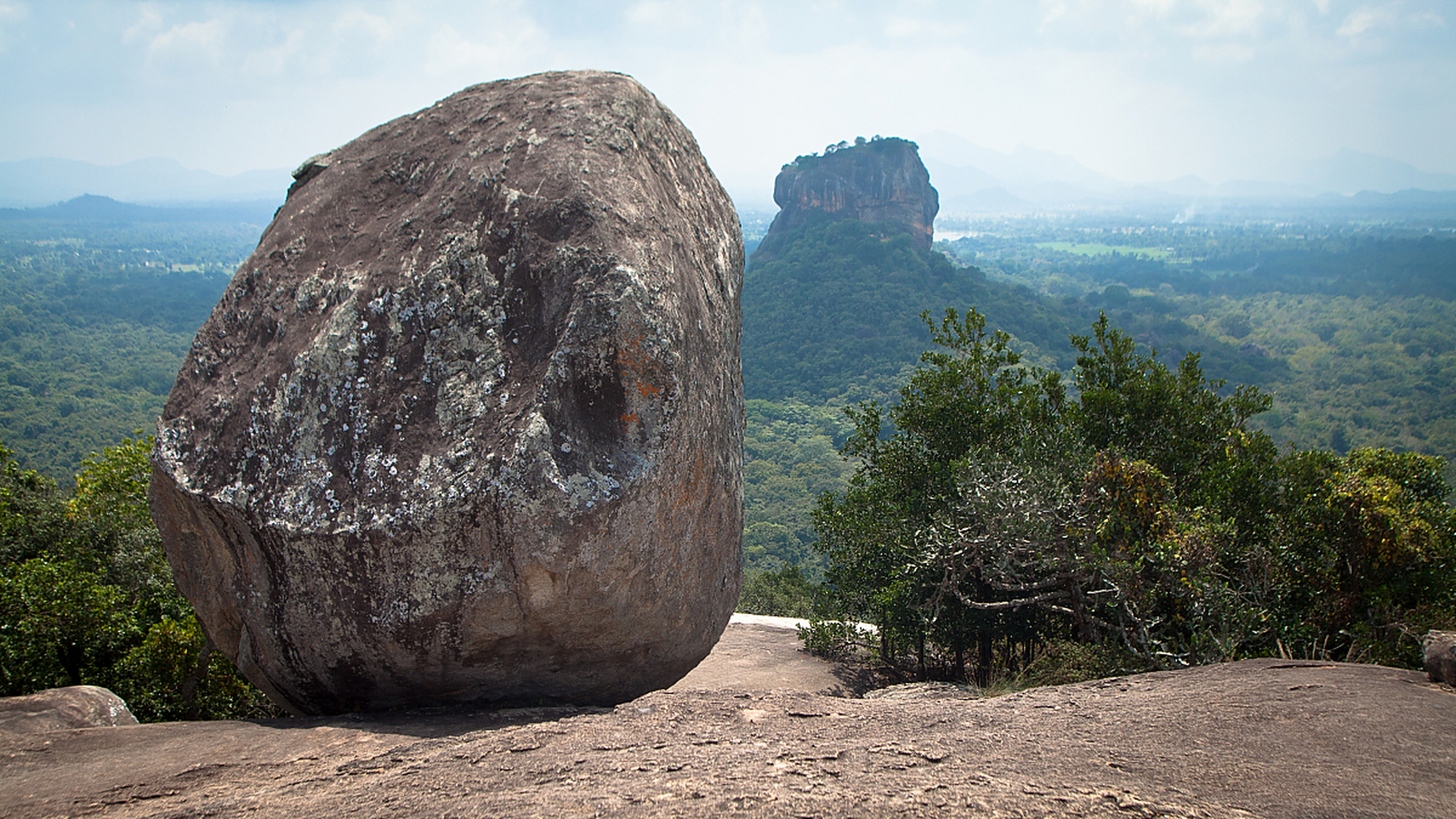 嬉行记# 在中国南方的三亚市,有一座著名的景点,它就是观日岩.