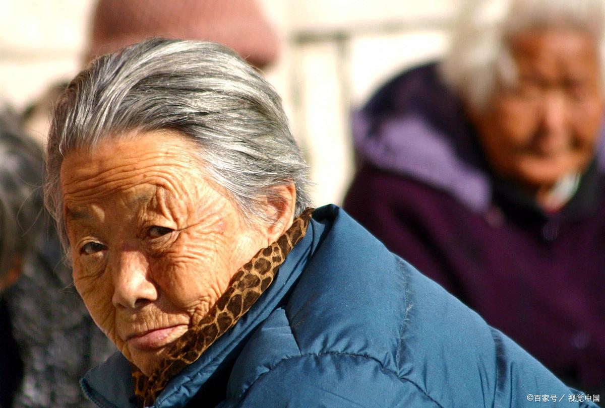 关注孤寡老人和留守儿童