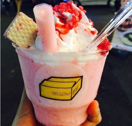 听说甜品店新出的水果奶昔雪糕杯了,你要来吗?