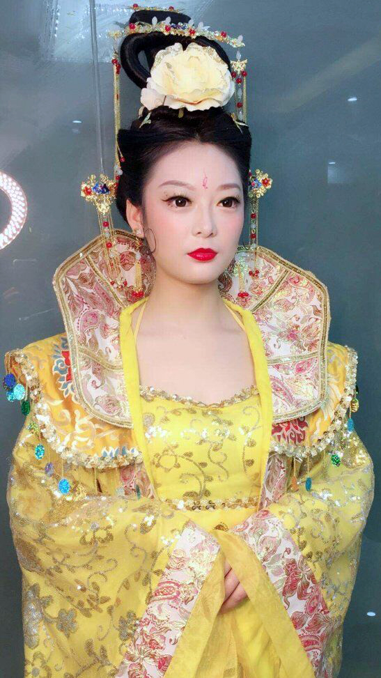 菲菲今日课程:如何化高贵高冷美艳的贵妃妆